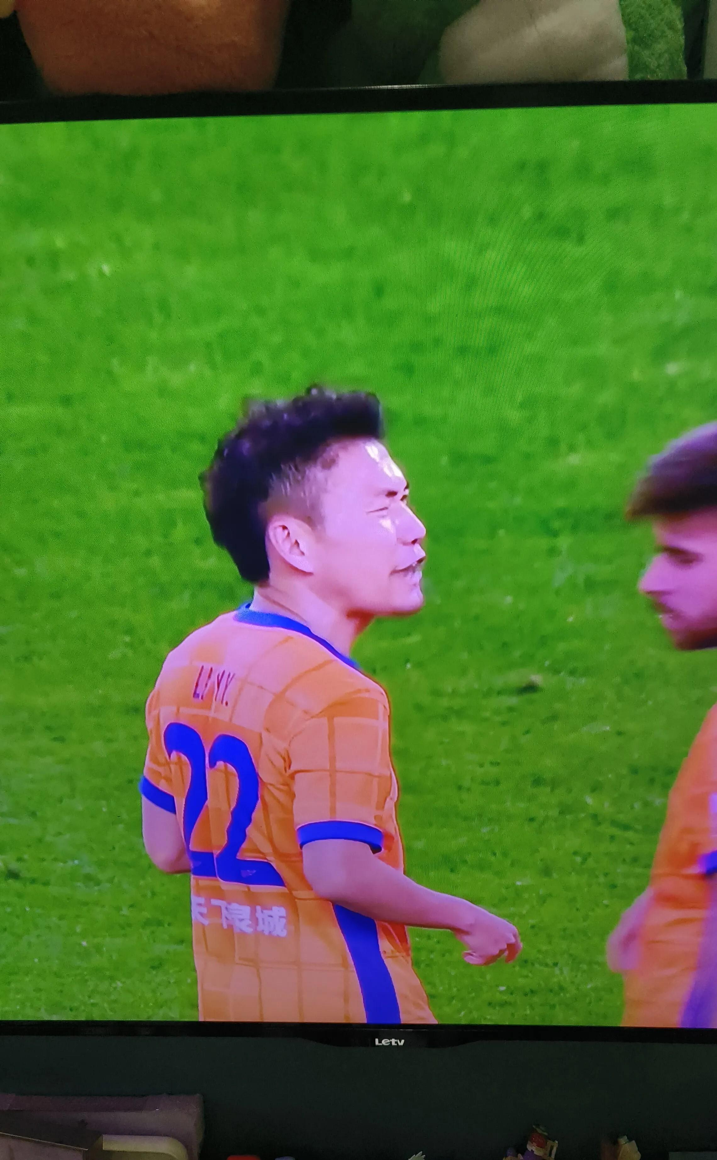 九游娱乐 -泰山队的球迷展示了3面带有敏感